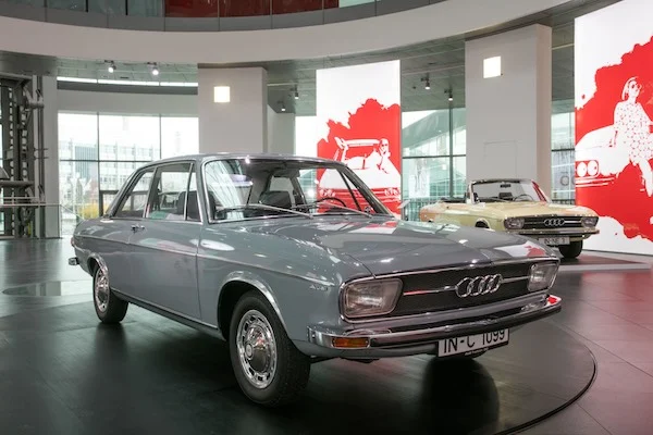 Audi 100 der Baureihe C2 in Frontansicht