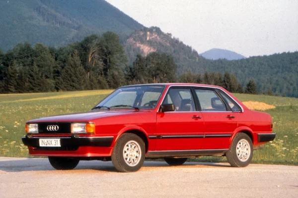 Roter Audi 80 der Baureihe B2 in Dreiviertelansicht