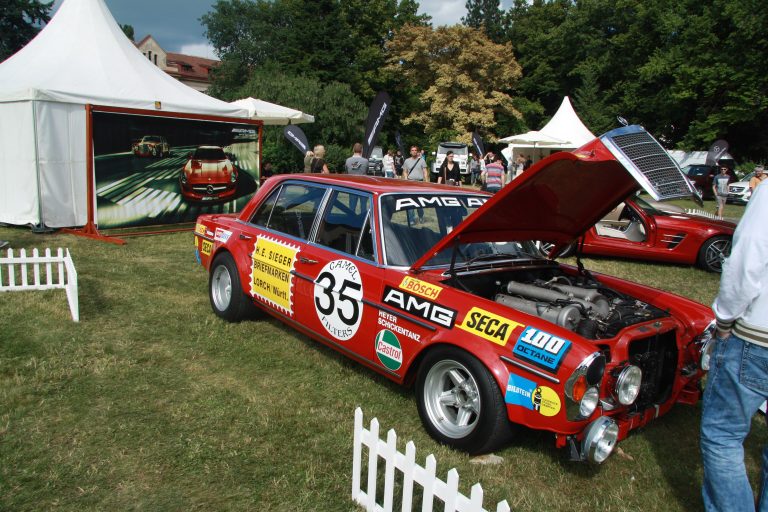 Roter Mercedes-Benz 300 SEL 6,8 AMG Rennwagen in Seitenansicht