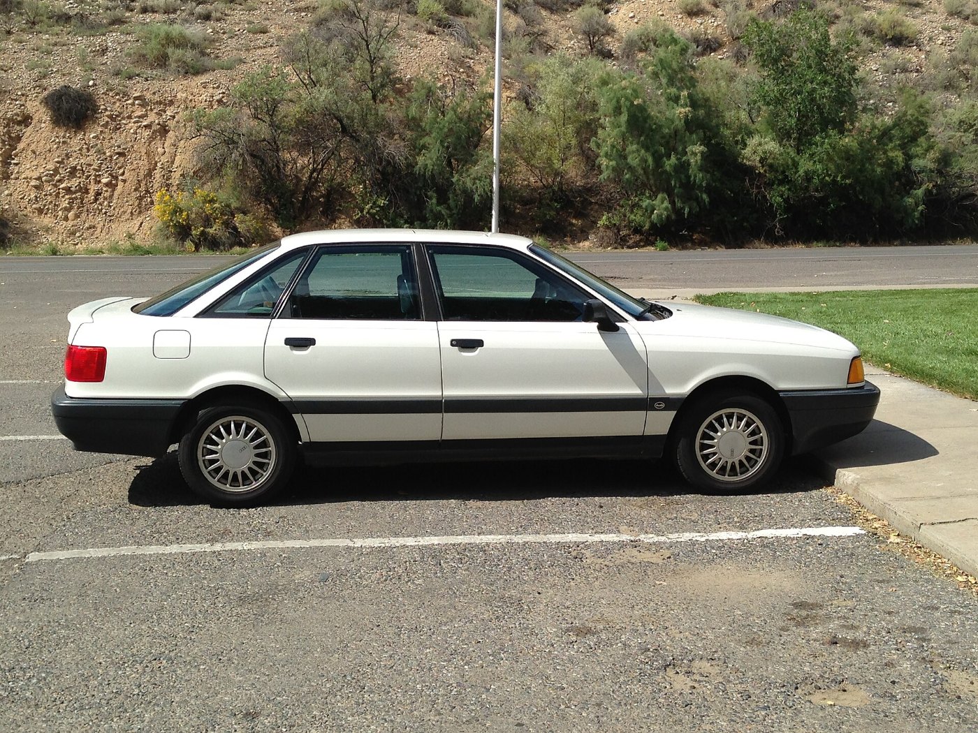 Weisser Audi 80 B3 quattro in der Seitenansicht