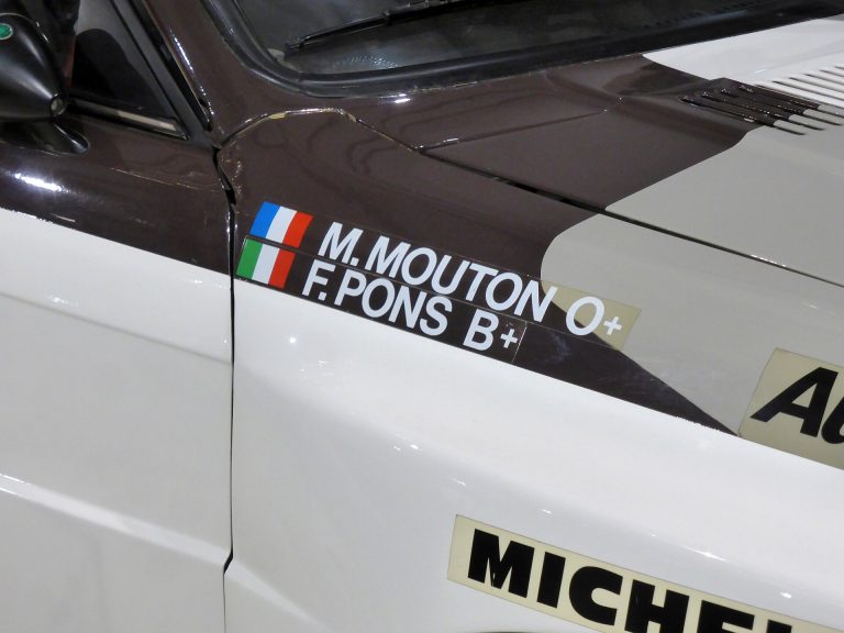 Audi quattro in Rallye-Ausführung von 1983 in Seitenansicht, weiße Lackierung mit Startnummer
