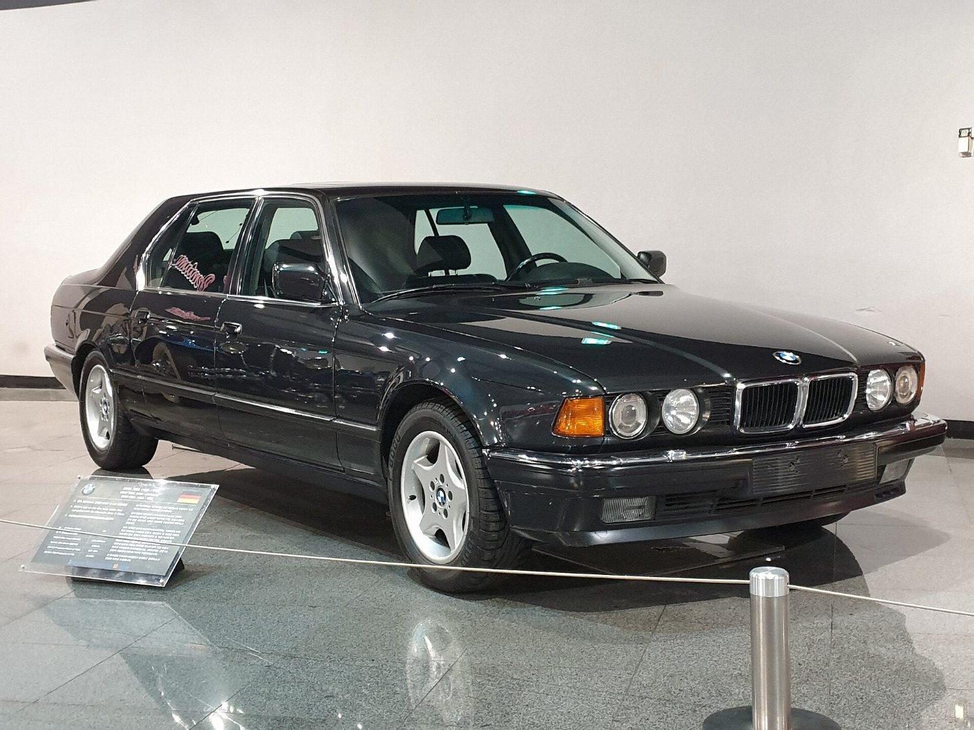 BMW 750iL der Baureihe E32 mit langem Radstand