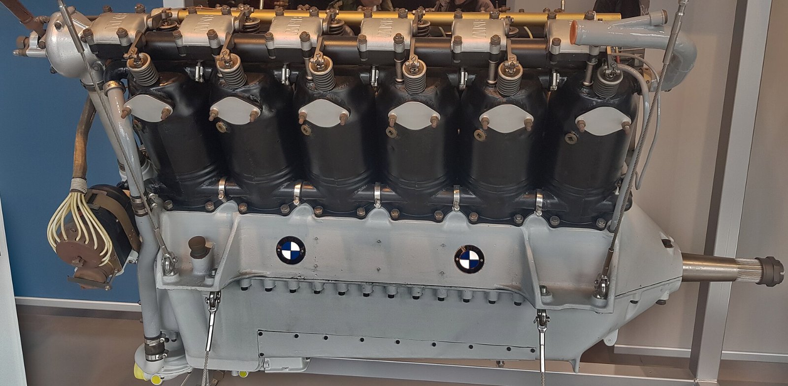 Zwölfzylinder-Flugmotor BMW VI von 1925 als Exponat im MTU-Museum, Seitenansicht