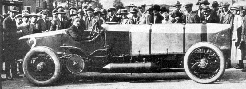 Historische Aufnahme von Louis Zborowski im Chitty Bang Bang 1 in Brooklands