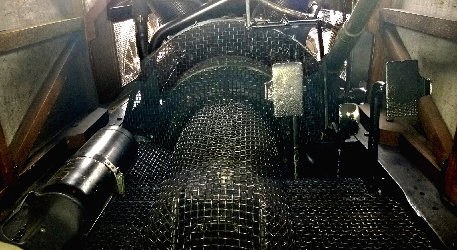 Blick vom Fahrersitz des Brutus über das Drahtgitter auf den laufenden Motor