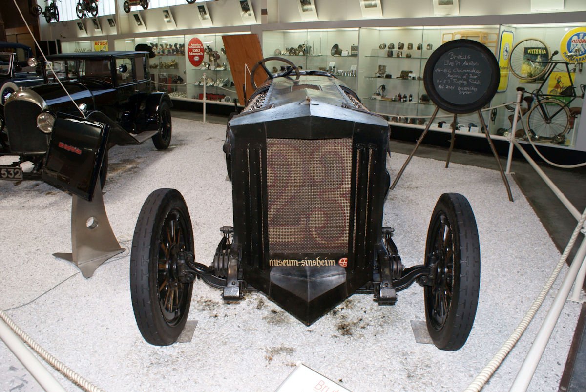 Brutus frontal, spitz zulaufender Kühler mit der Startnummer 23