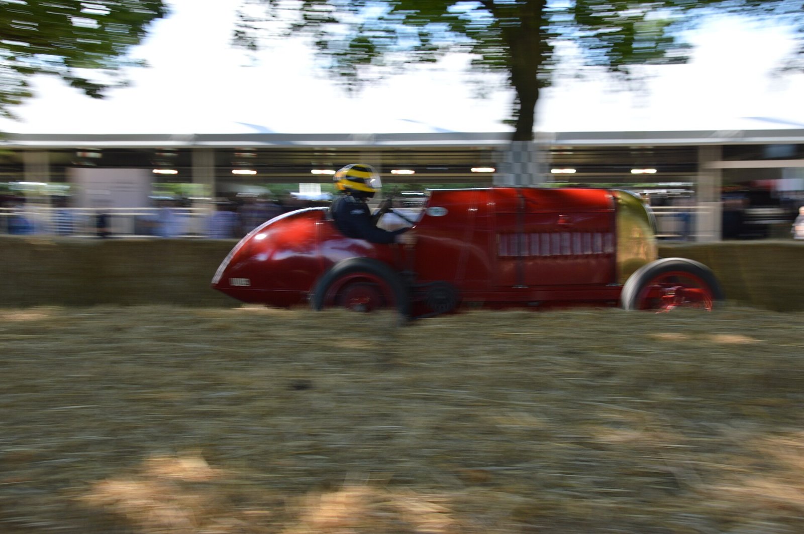 Der wieder aufgebaute Fiat S76 in roter Lackierung in Fahrt