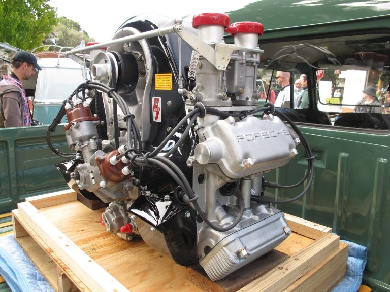 Vierzylinder-Boxermotor Typ 547 mit Königswellenantrieb