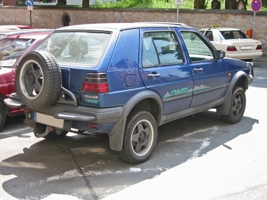 VW Golf Country mit Rammschutzb&uuml;gel und Reserverad an der Heckklappe