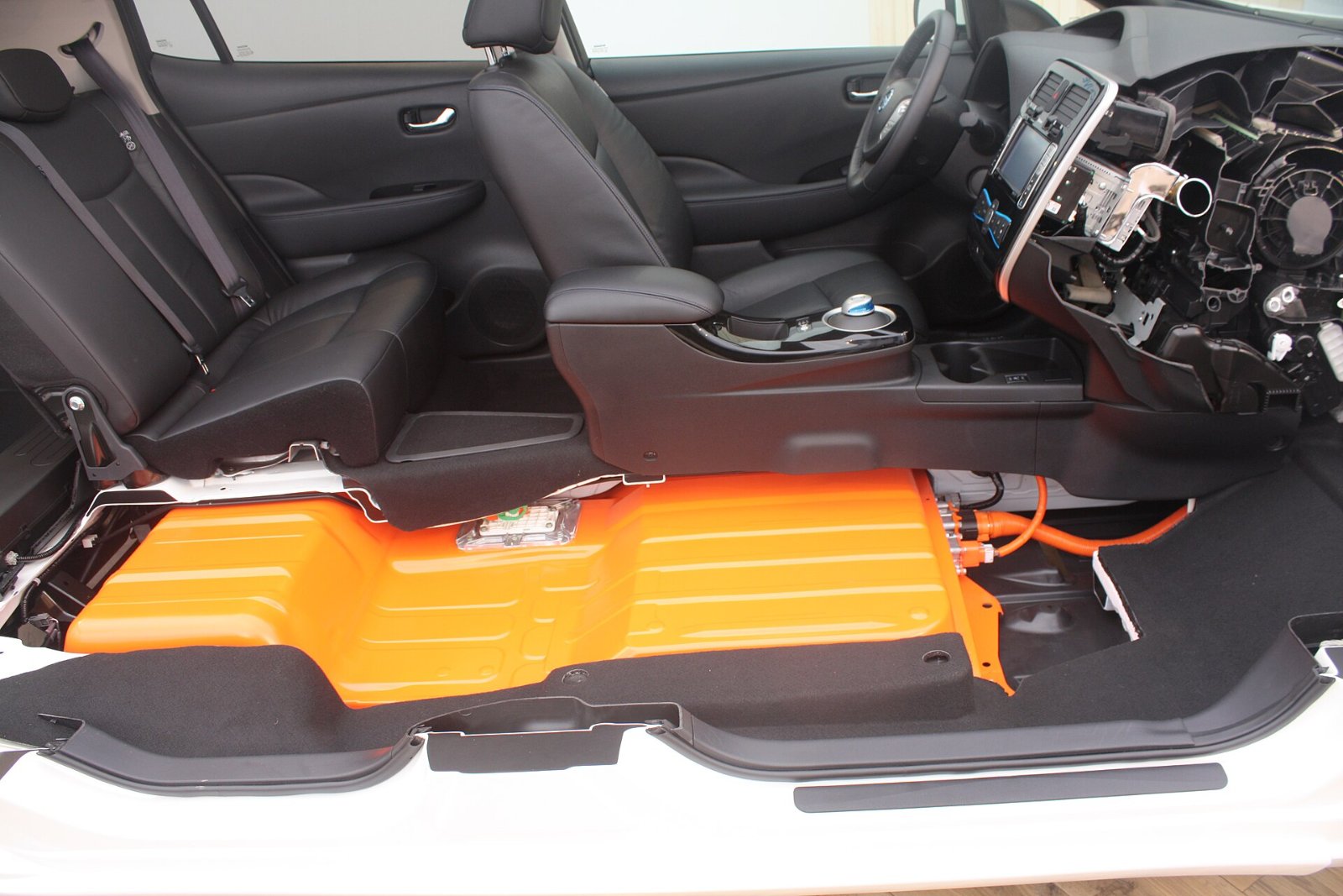 Cutaway model of a Nissan Leaf, the battery pack lying flat in the floor of the car