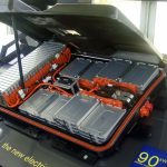 Geöffnetes Batteriepaket eines Nissan Leaf: einzelne Module, orangefarbene Zellverbinder und Anschlusskasten