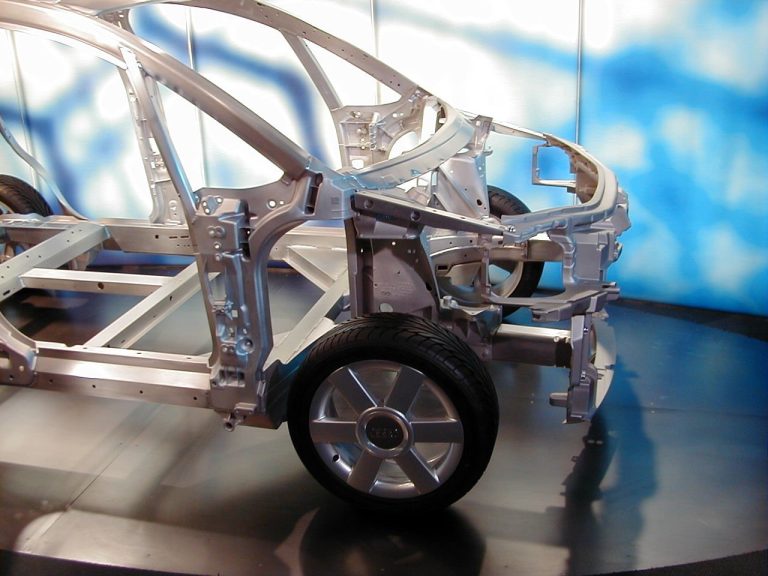 Aluminium-Space-Frame des Audi A2: Strangpressprofile und Druckgussknoten statt durchgehend punktgeschweißtem Stahlblech
