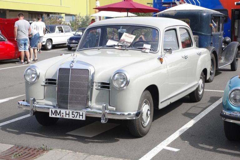 Mercedes-Benz Ponton-Limousine W120 in Seitenansicht
