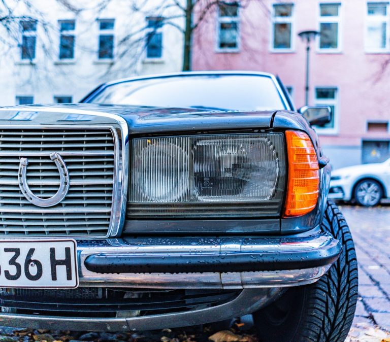 Heck eines aelteren Mercedes mit H-Kennzeichen in Berlin