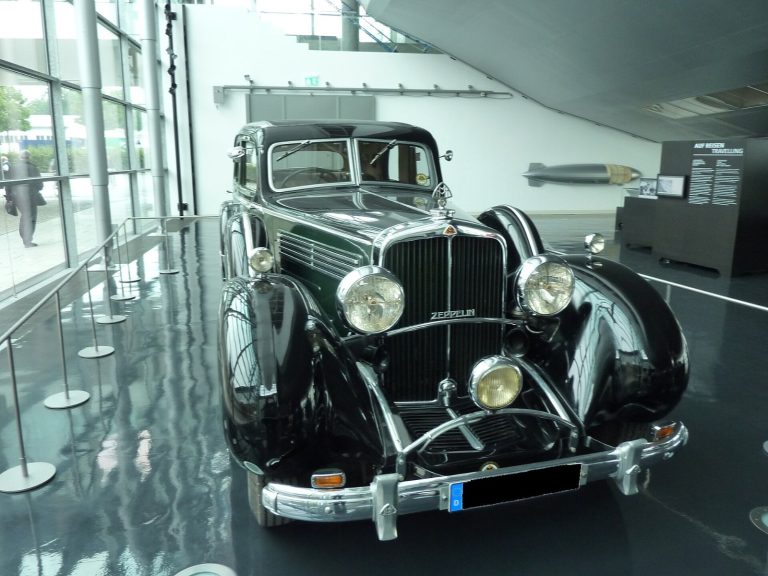 Maybach Zeppelin DS 8 als Limousine in Seitenansicht