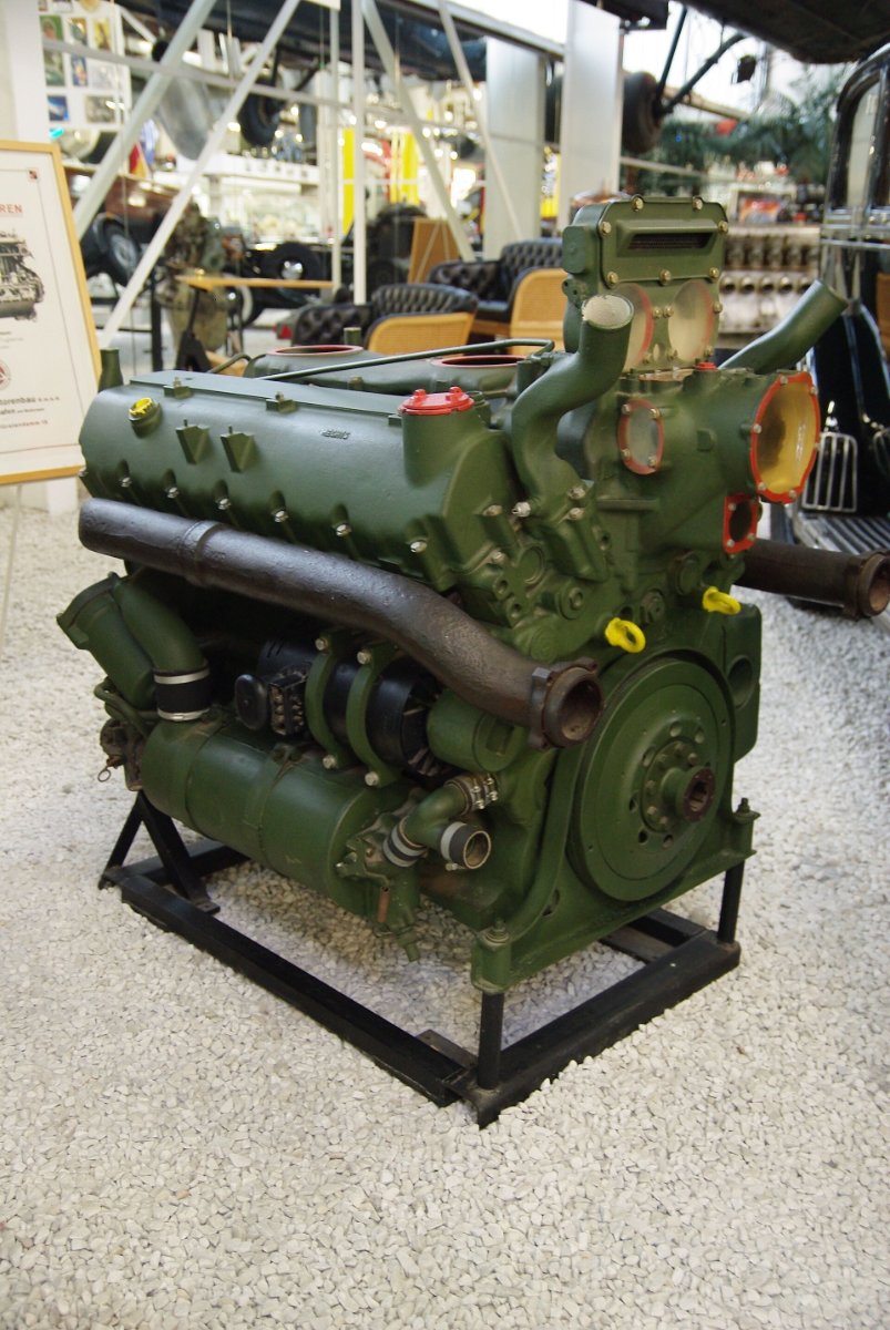 Zwölfzylinder-Panzermotor Maybach HL 230 als Exponat im Technik Museum Sinsheim