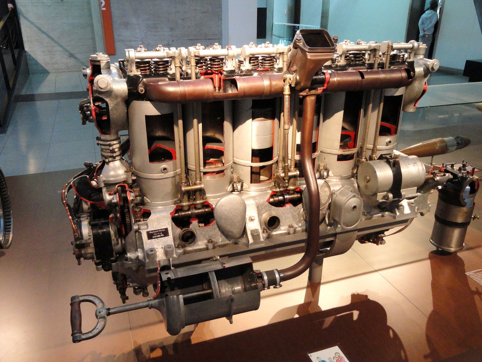 Sechszylinder-Flugmotor Maybach Mb IVa als Exponat im Zeppelin Museum Friedrichshafen