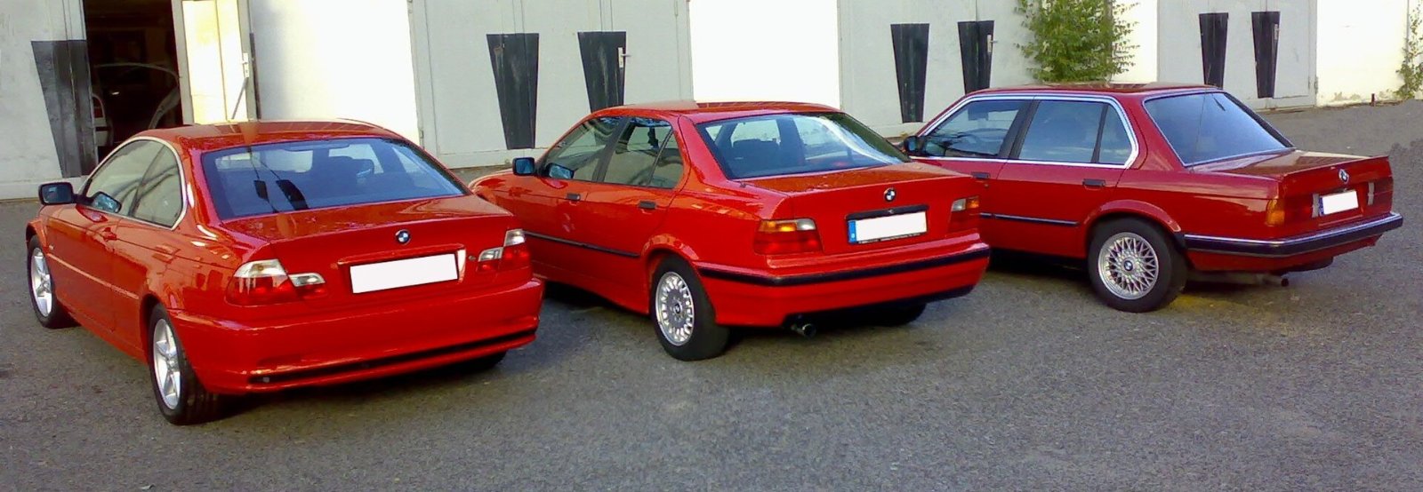 BMW E30, E36 und E46 nebeneinander in der Frontansicht