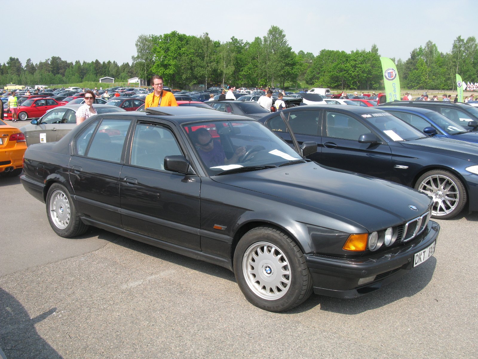 BMW 750i der Baureihe E32 von vorn mit breiter Niere