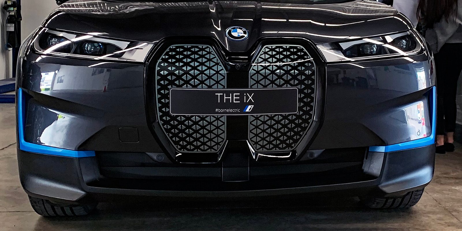 BMW iX in der Frontansicht mit geschlossener Sensorniere