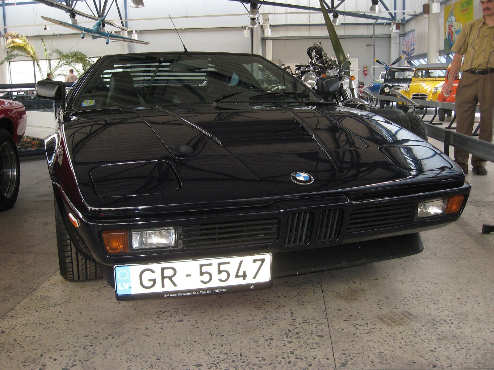 BMW M1 in der Frontansicht mit sehr flacher kleiner Niere