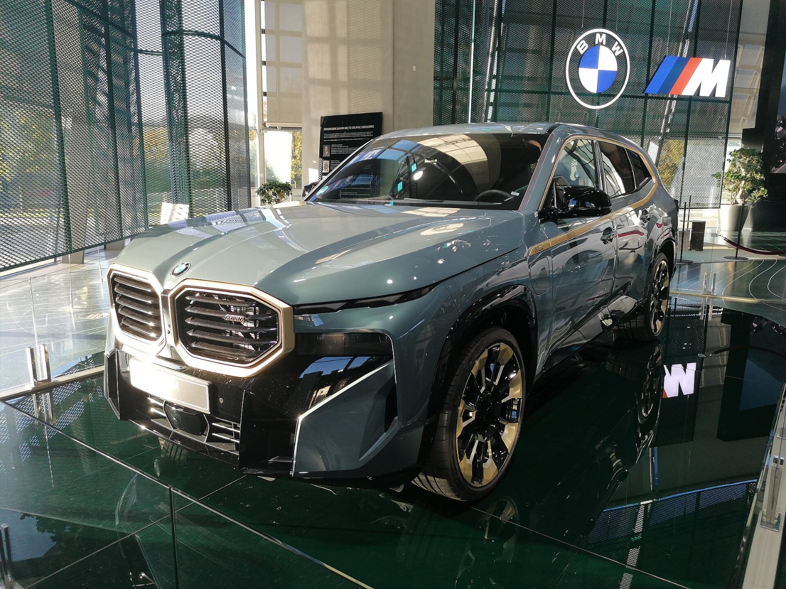 BMW XM in der Frontansicht mit beleuchteter achteckiger Niere